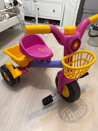 Triciclo niña rosa y amarillo con remolque