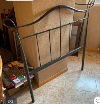 Dos cabezales de forja negros