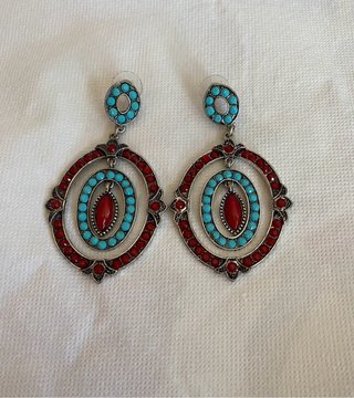 Pendientes largos con piedras rojas y turquesas