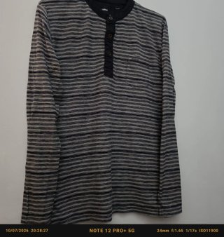 Camiseta de rayas azul y gris de hombre.