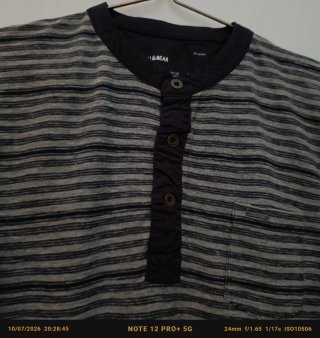 Camiseta de rayas azul y gris de hombre.