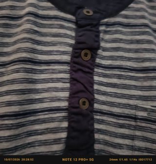 Camiseta de rayas azul y gris de hombre.