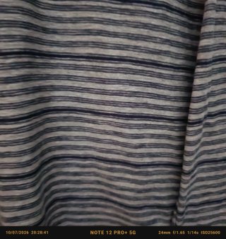 Camiseta de rayas azul y gris de hombre.