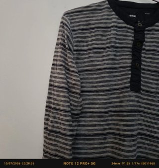 Camiseta de rayas azul y gris de hombre.