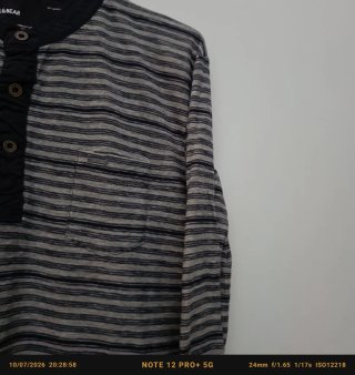 Camiseta de rayas azul y gris de hombre.