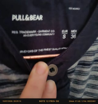 Camiseta de rayas azul y gris de hombre.
