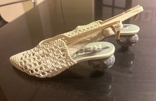 Zapatos blancos trenzados tacón