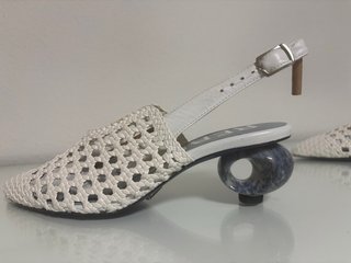 Zapatos blancos trenzados tacón