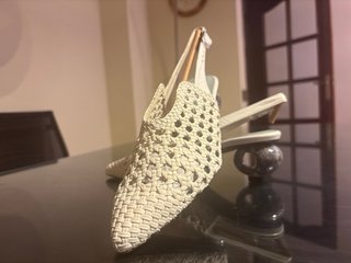 Zapatos blancos trenzados tacón
