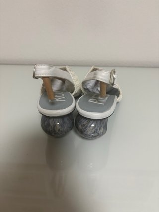 Zapatos blancos trenzados tacón