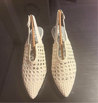 Zapatos blancos trenzados tacón