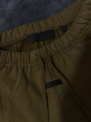 Conjunto Essentials Verde Militar