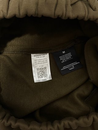 Conjunto Essentials Verde Militar