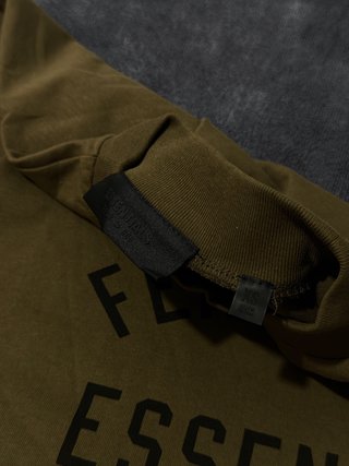 Conjunto Essentials Verde Militar