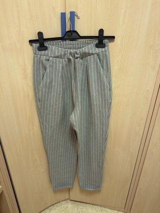 Pantalones grises con rayas blancas