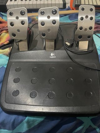 Volante Logitech con pedales