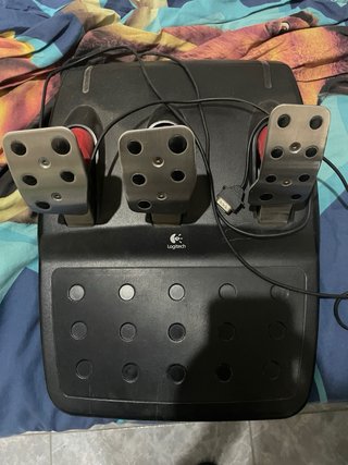 Volante Logitech con pedales