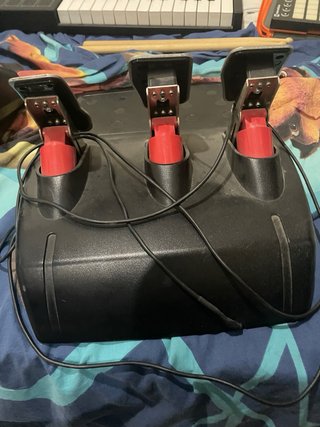 Volante Logitech con pedales