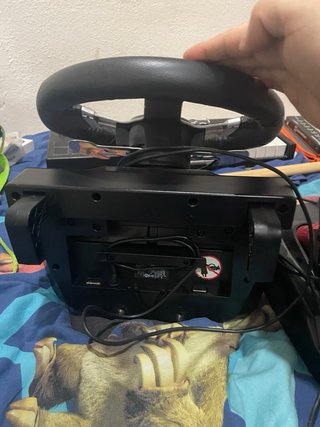 Volante Logitech con pedales