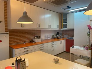 Mueble de cocina con cajones y puertas