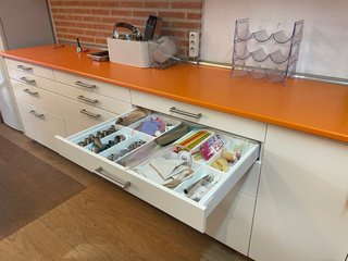 Mueble de cocina con cajones y puertas