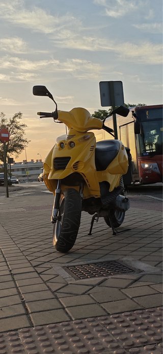 Beta Ark Scooter Amarillo