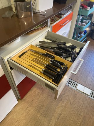 Mueble de cocina con cajones. Estructura. Encimera