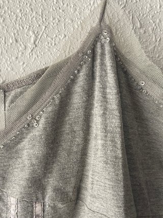 Top gris con lentejuelas y tirantes, marca Xdye