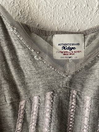 Top gris con lentejuelas y tirantes, marca Xdye