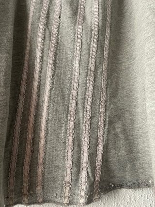 Top gris con lentejuelas y tirantes, marca Xdye
