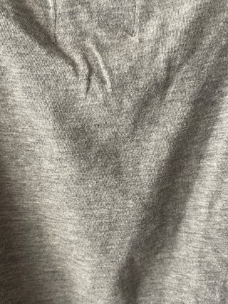 Top gris con lentejuelas y tirantes, marca Xdye