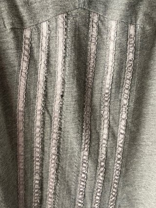 Top gris con lentejuelas y tirantes, marca Xdye