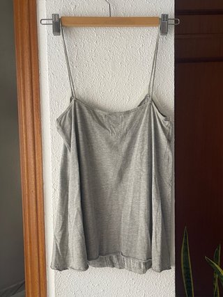 Top gris con lentejuelas y tirantes, marca Xdye