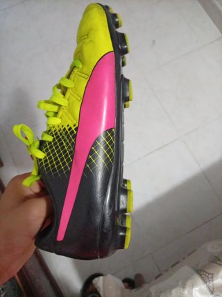 Zapatos de fútbol 11 rosas y amarillos