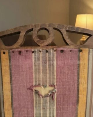 Mecedora antigua de tela y madera