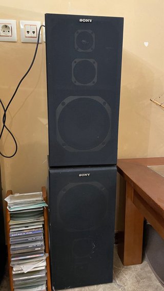 Equipo de sonido Sony con mueble y dos altavoces