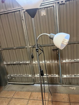 Lámpara de pie gris y blanca