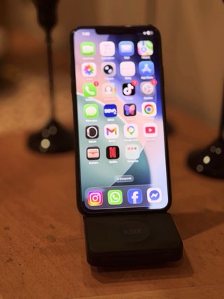 iPhone 11 Pro Max + Cargador Ksix Inalámbrico