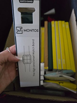 Caja con fundas de teléfono y tablet