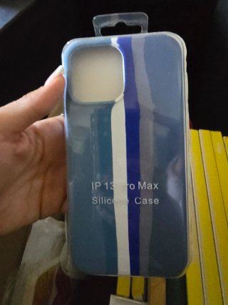 Caja con fundas de teléfono y tablet