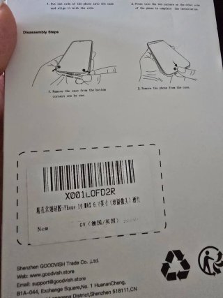Caja con fundas de teléfono y tablet
