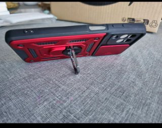 Caja con fundas de teléfono y tablet