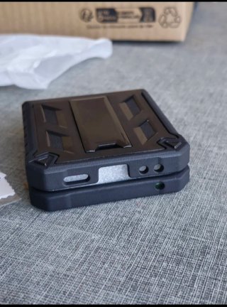 Caja con fundas de teléfono y tablet