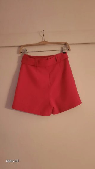 Falda pantalón roja con cinturón