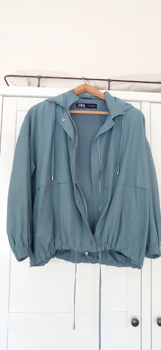 Chubasquero Zara azul petróleo con capucha