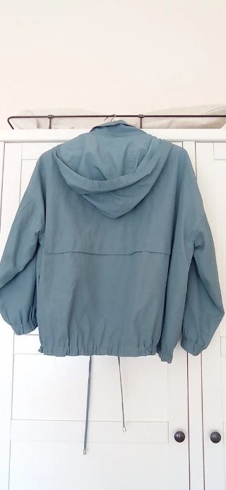 Chubasquero Zara azul petróleo con capucha