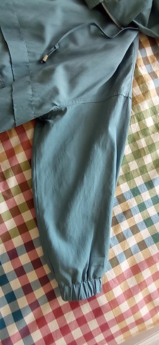 Chubasquero Zara azul petróleo con capucha