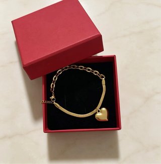 Pulsera dorada con charm de corazón