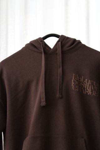 Sudadera marrón con dibujo