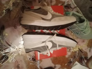Zapatillas Nike grises y blancas